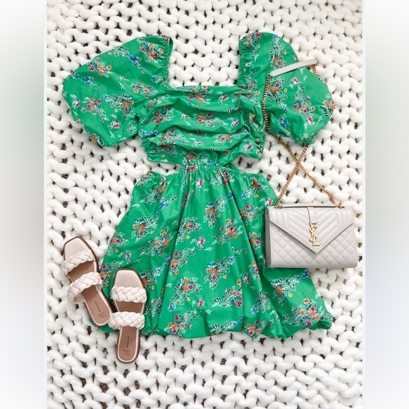 Beautiful summer dress. Puff sleeves and cut out - Picture 3 of 7